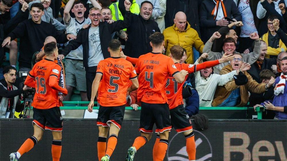 Hibs and 10-Man Dundee United Share Thrilling Draw at Easter Road